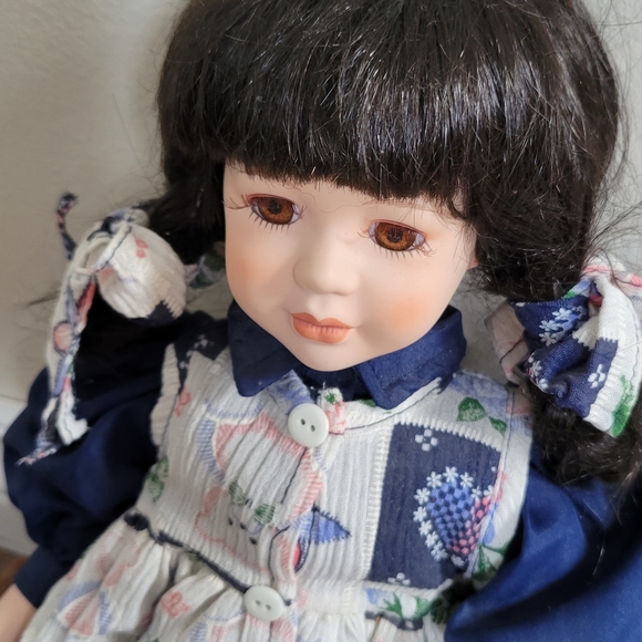 Vintage porcelain doll - Picture 3 of 4